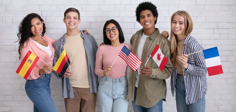 étudiants de pays différents en échange universitaire  