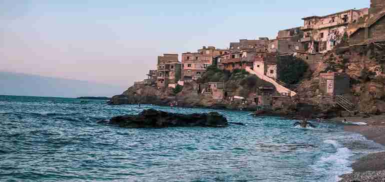 Plage de Aïn Bénian en Algerie
