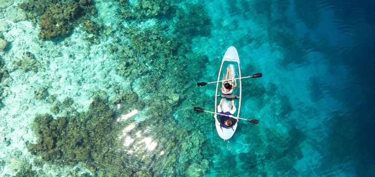 2 personnes faisant du Kayak au Maldives  