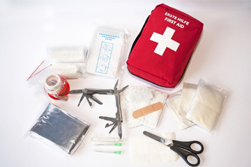 trousse de secours assistance voyage AVI spécialiste assurance voyage
