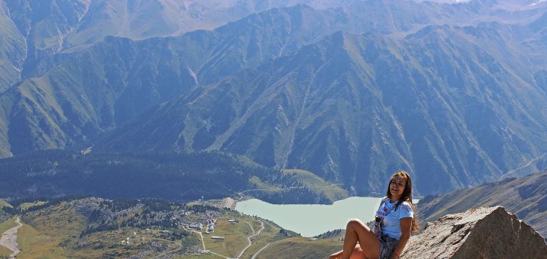 Le Lac Big Almaty au Kazakhstan 